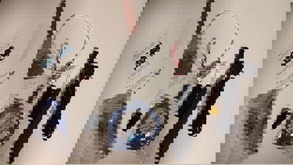 369590