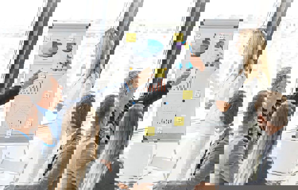 369430