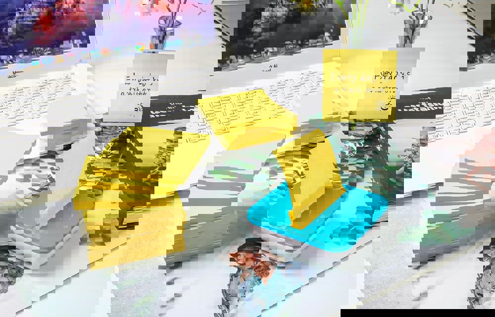 369431