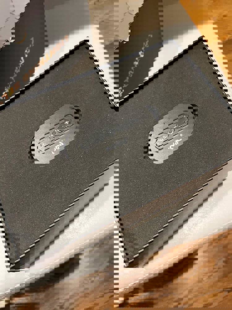 425106