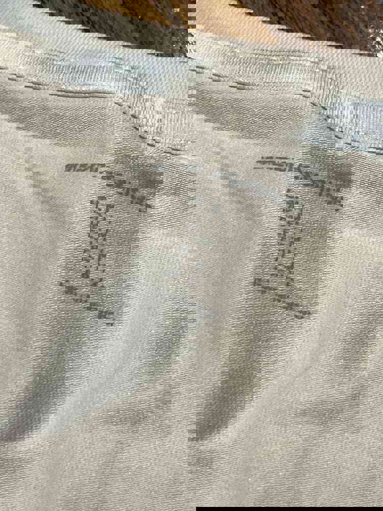 558827