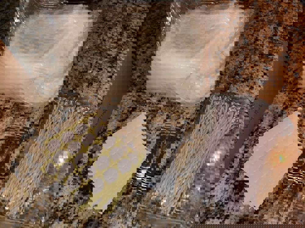 575978