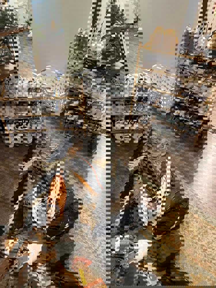 592737