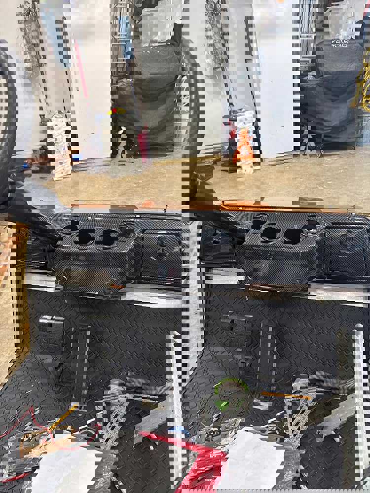 600895