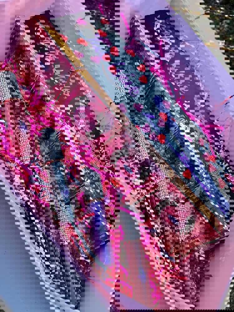 596253