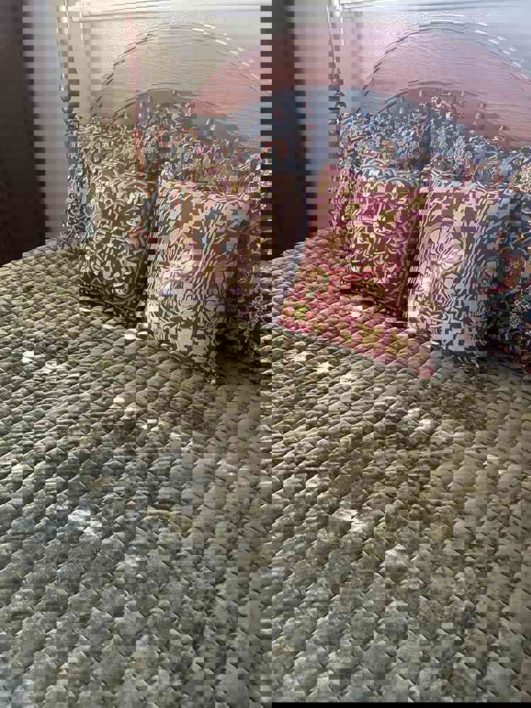 603700