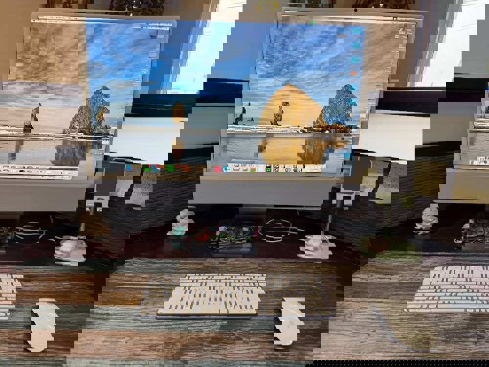 596240