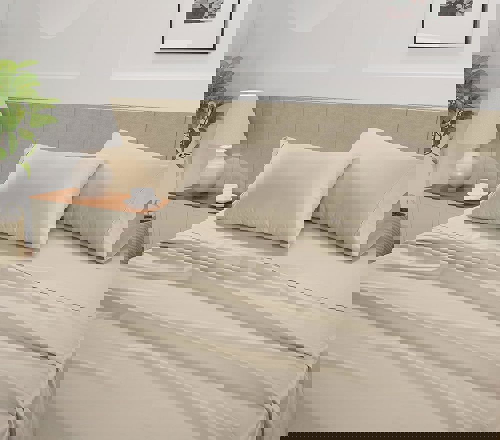 832437