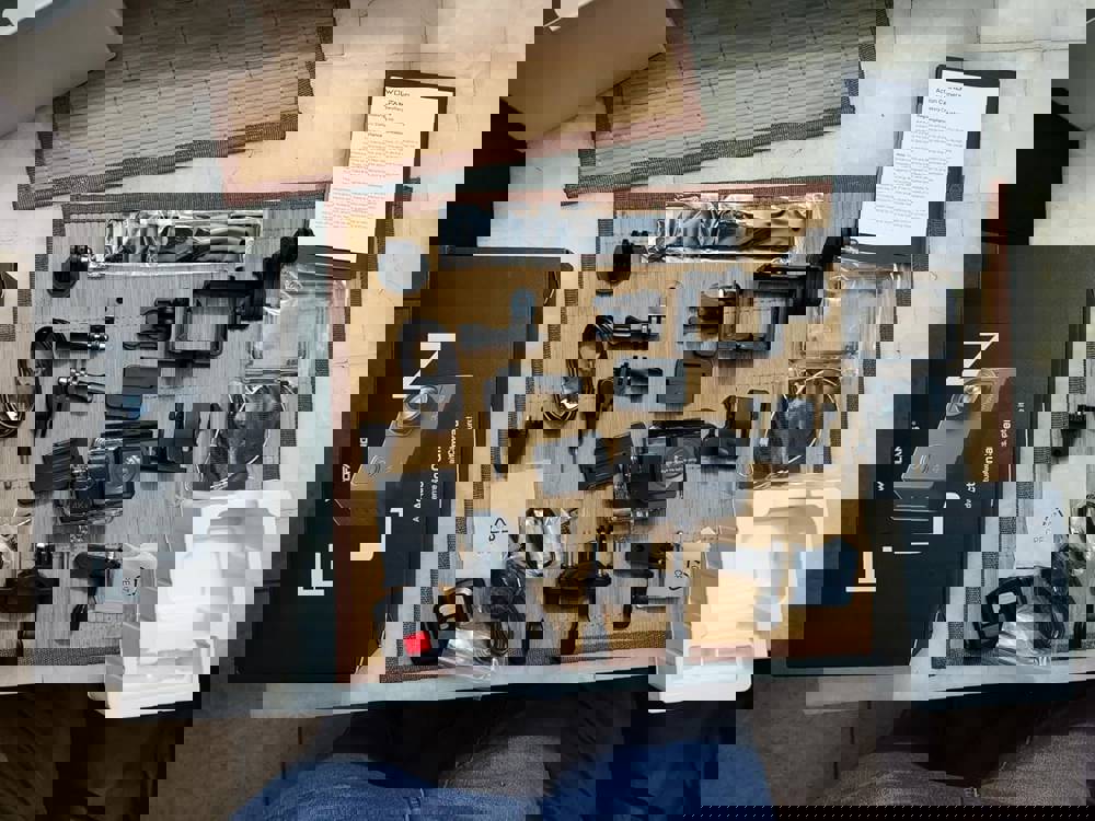 832952