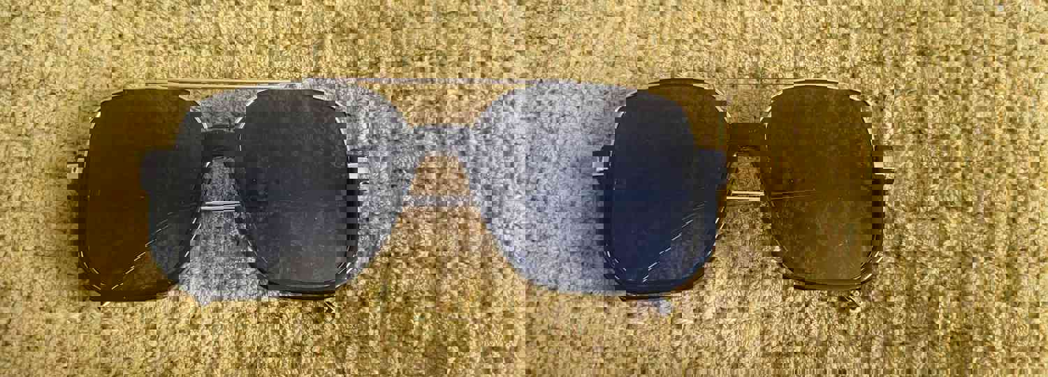 896000