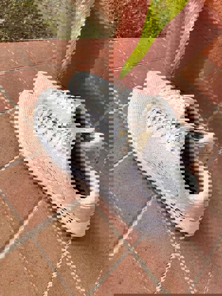 888746