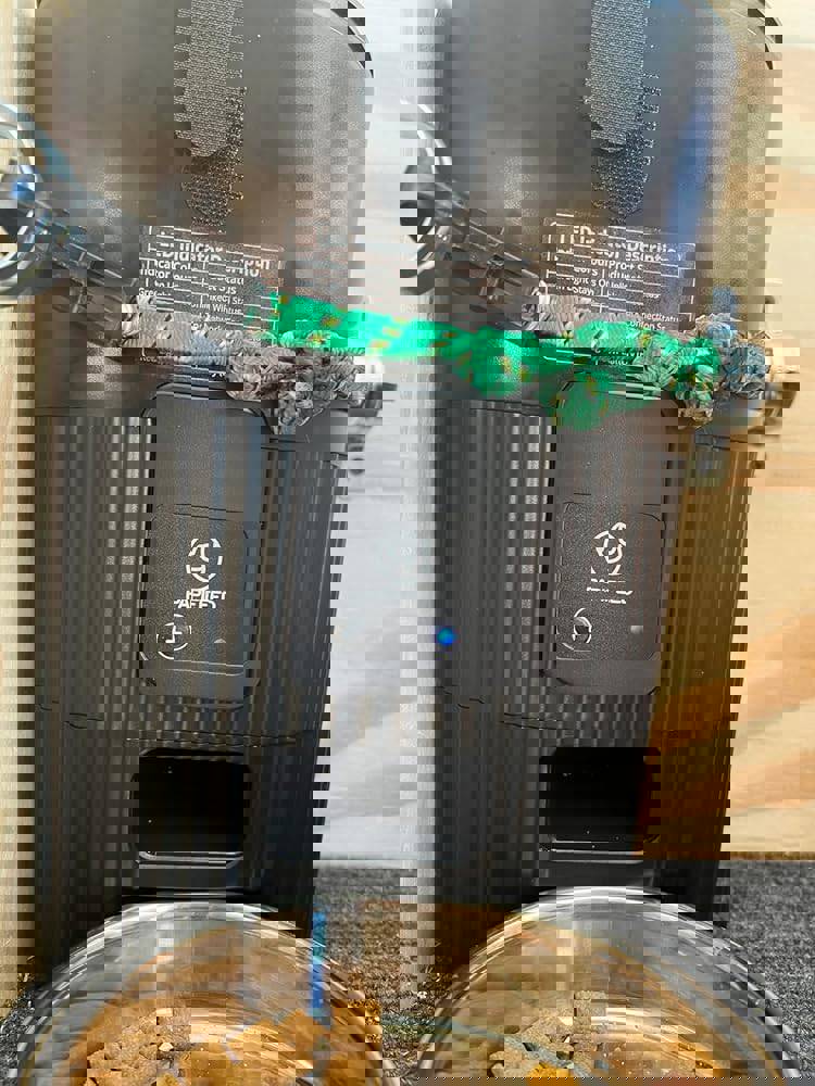 888858