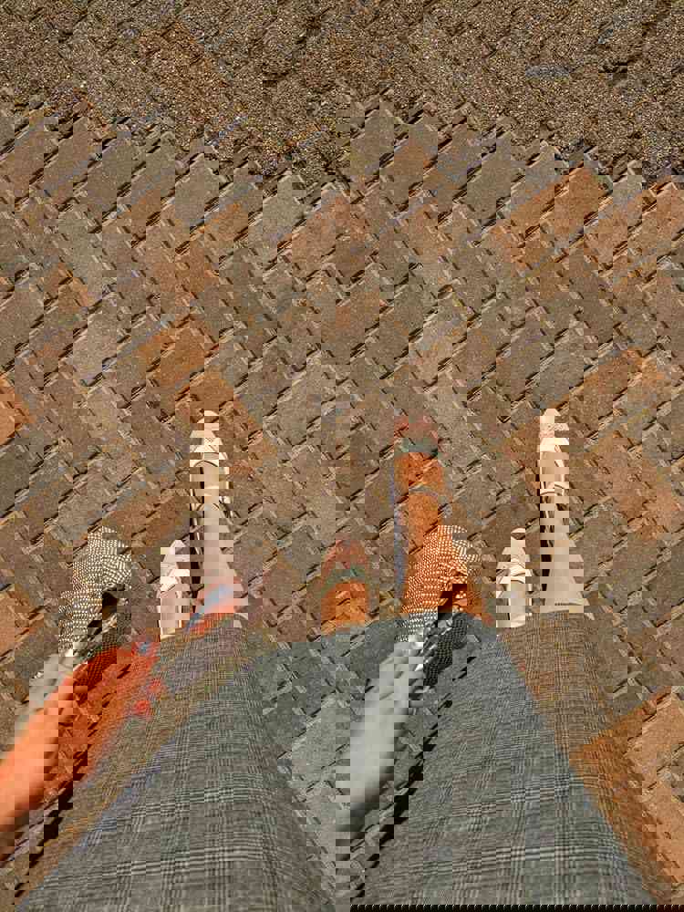 889018