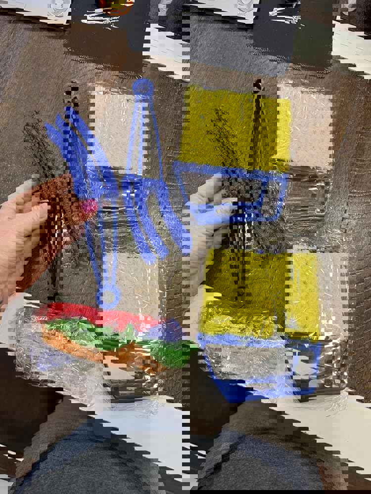 888799