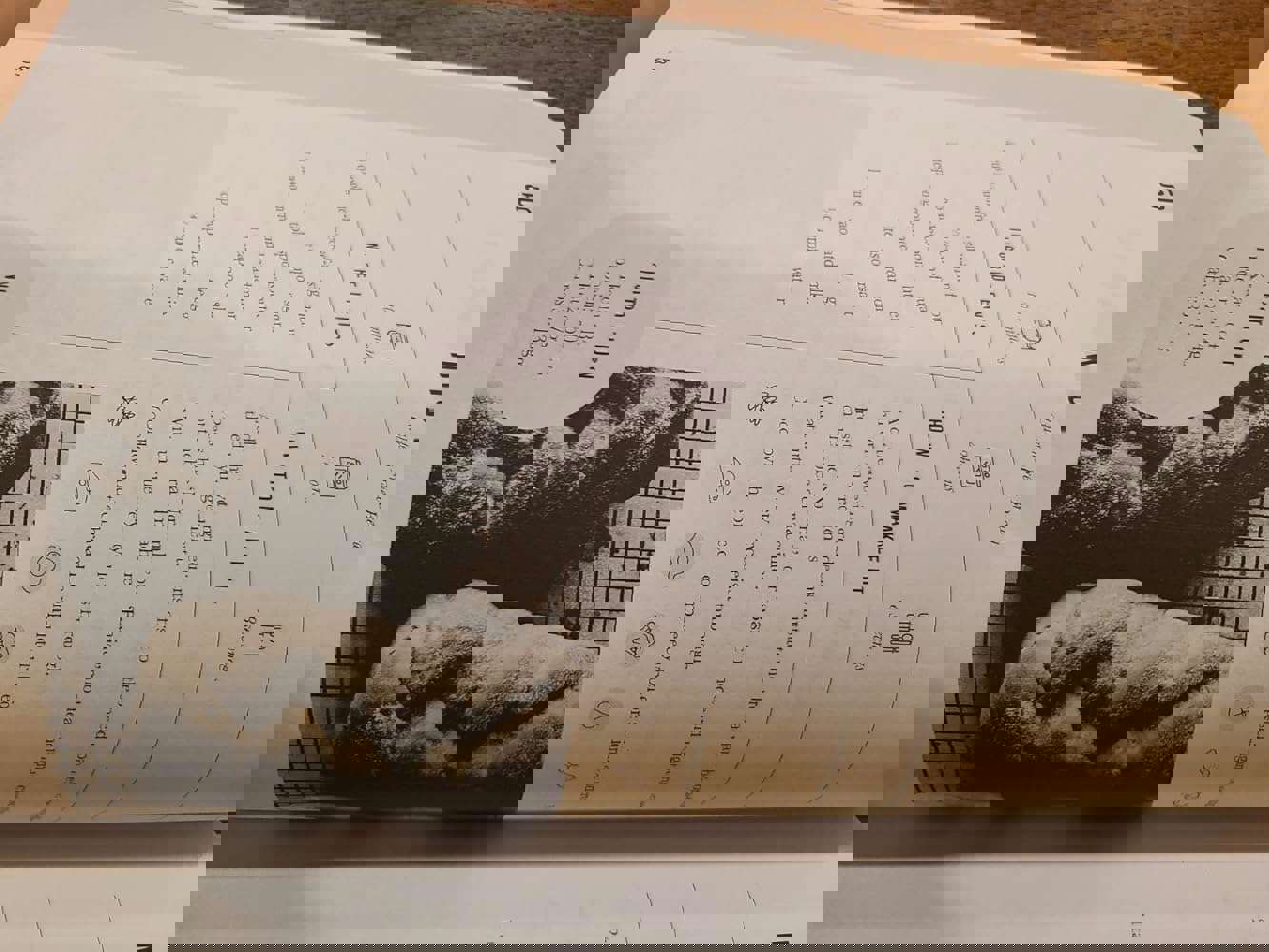 897569