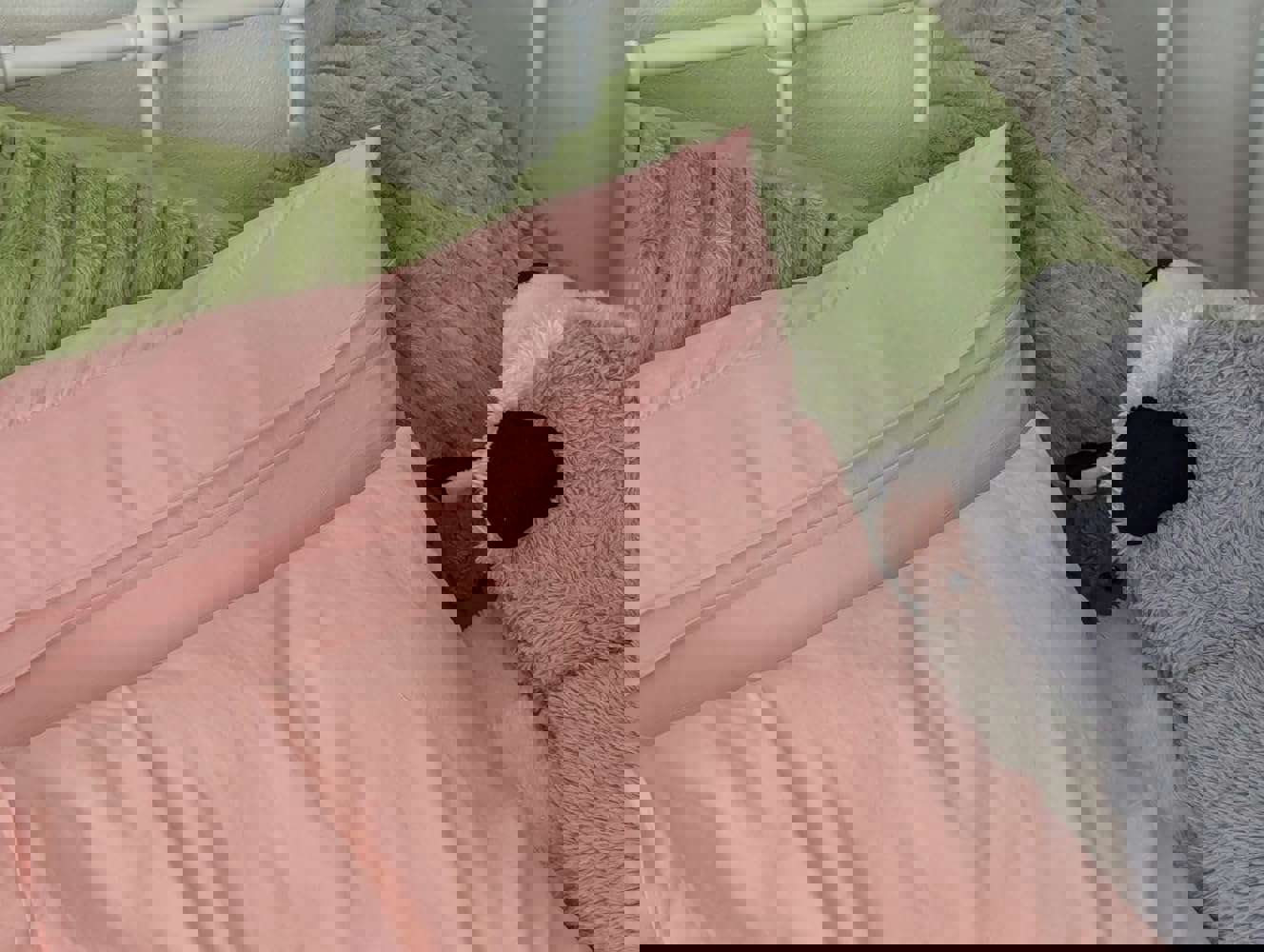 889061