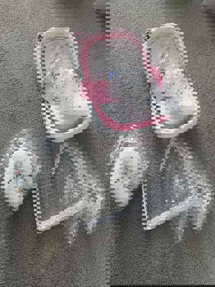889121