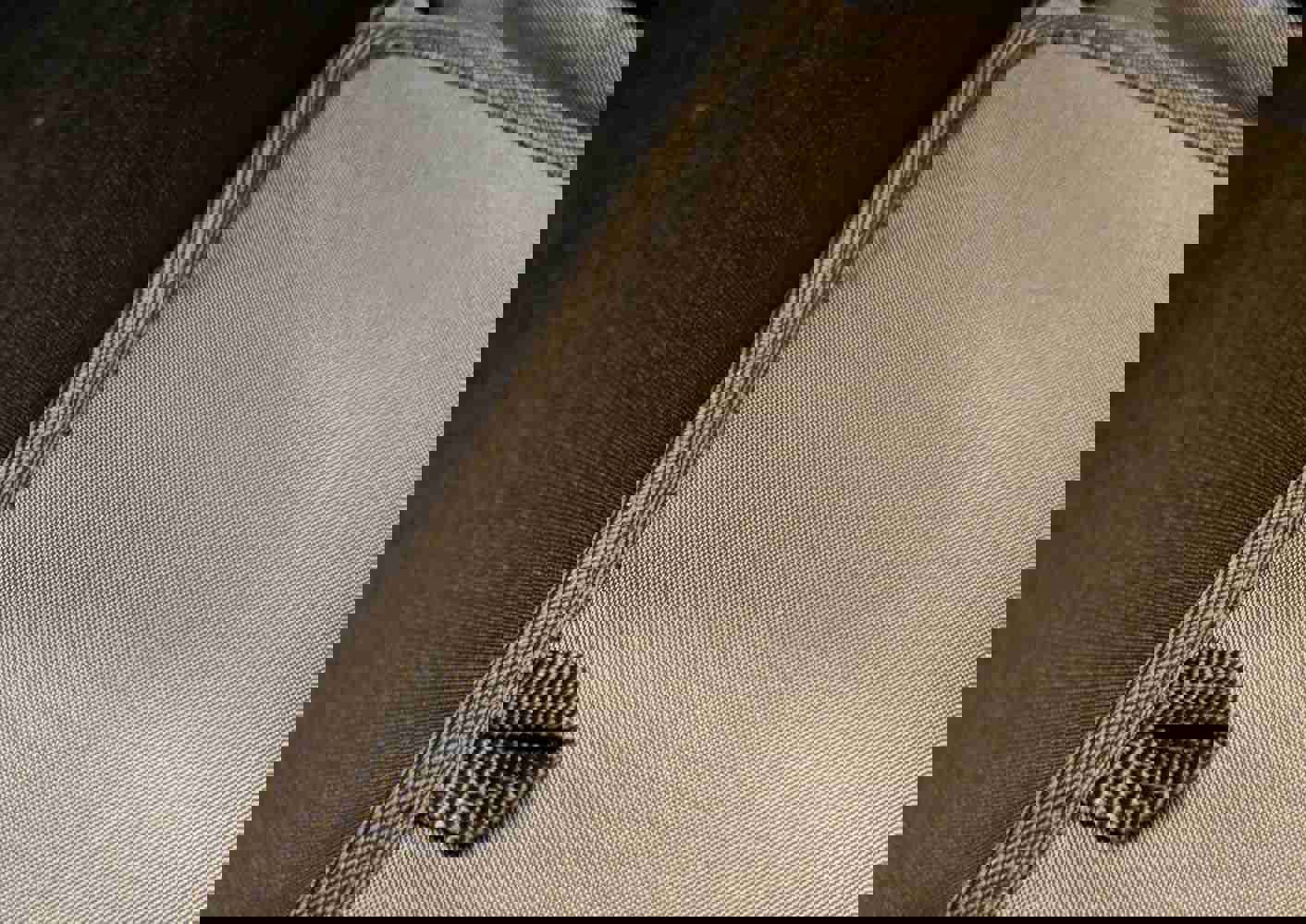 898885