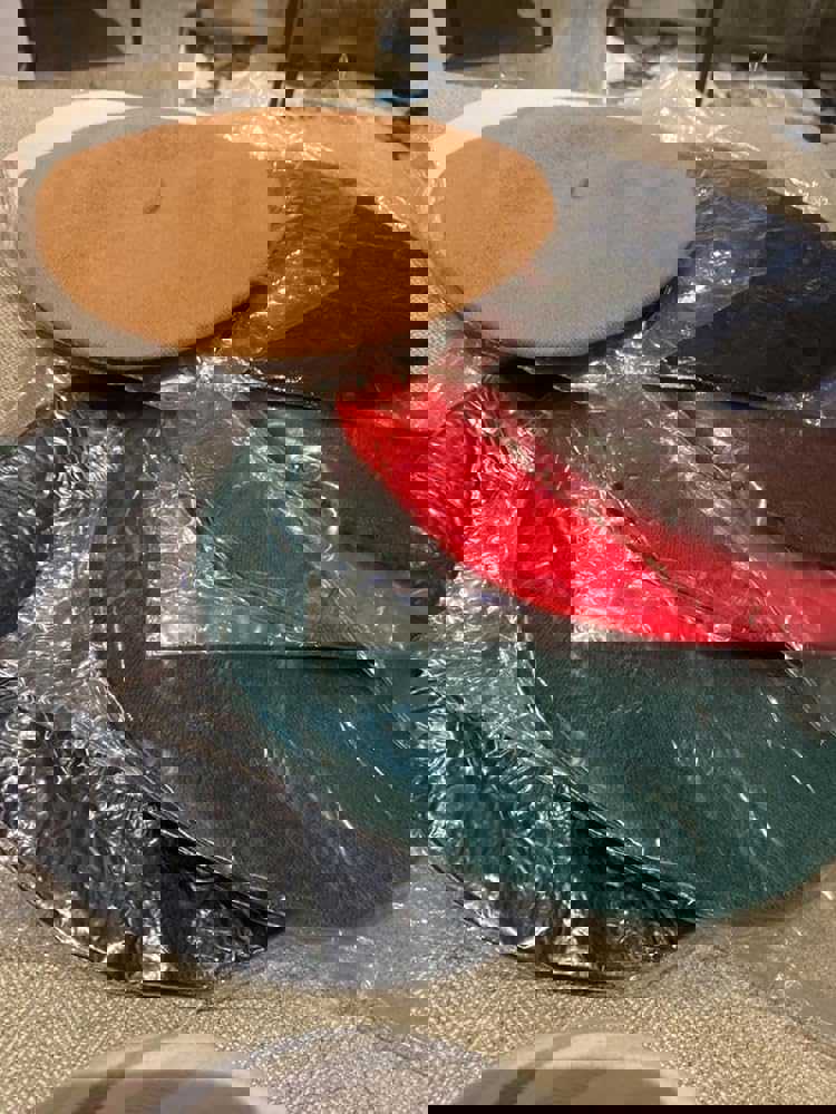 888561