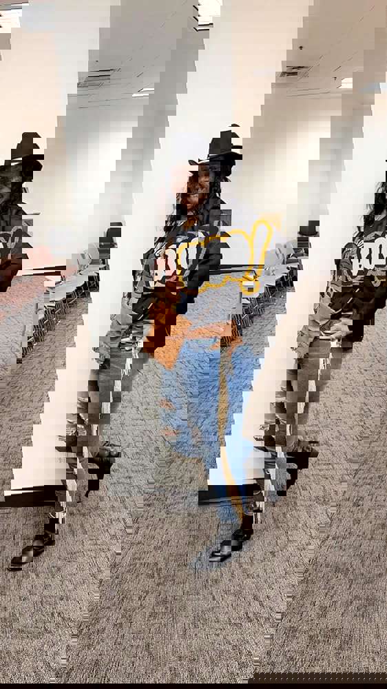 905705