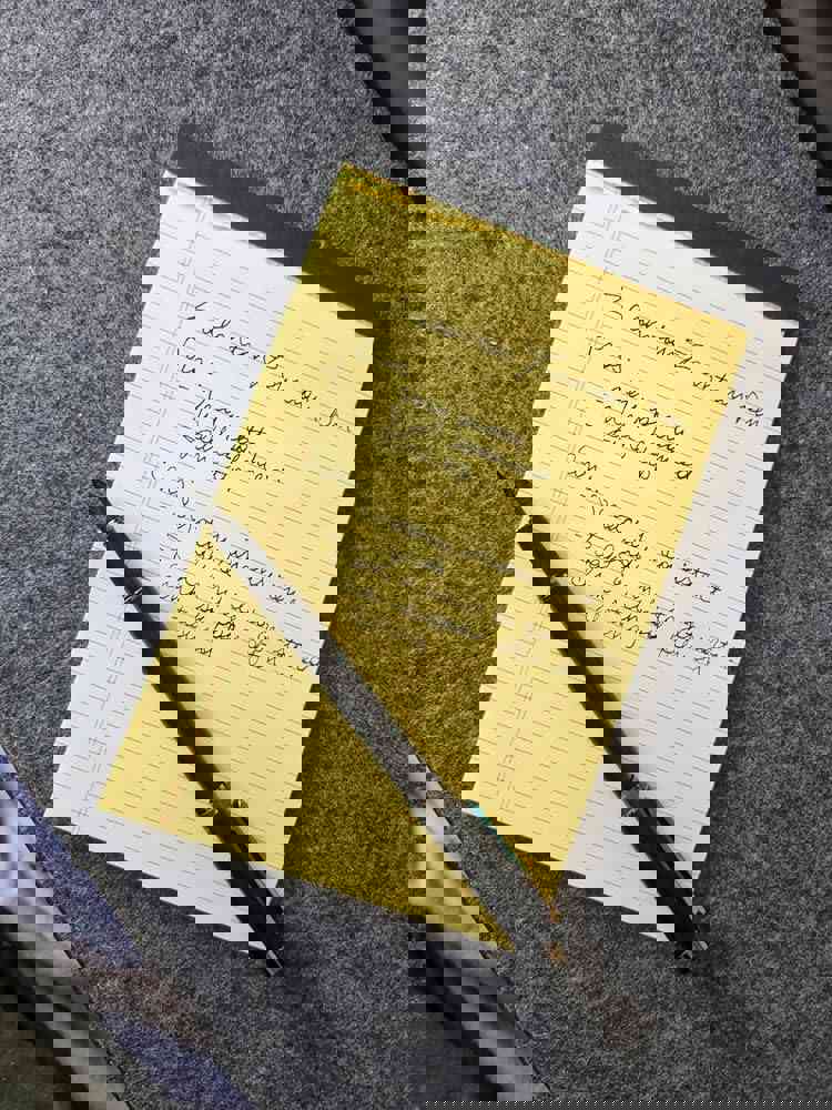 913105