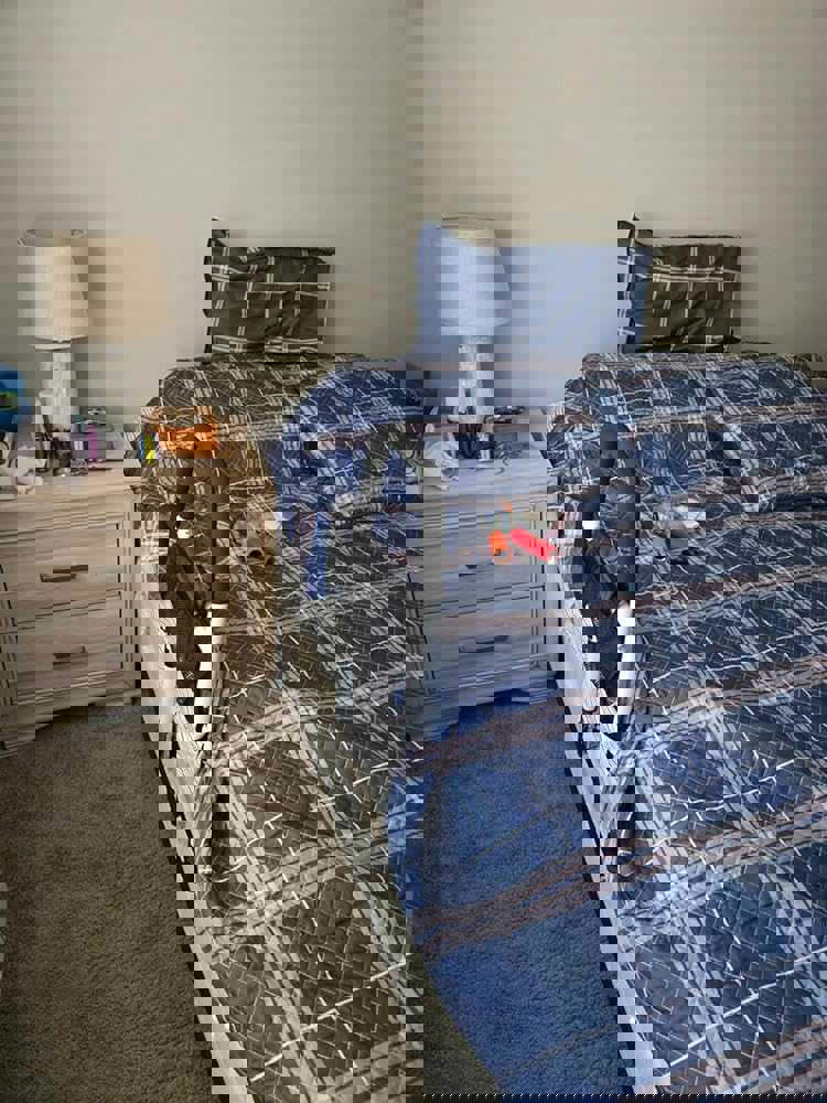 911898