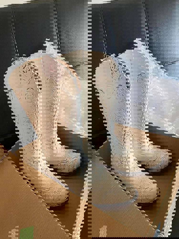 905742