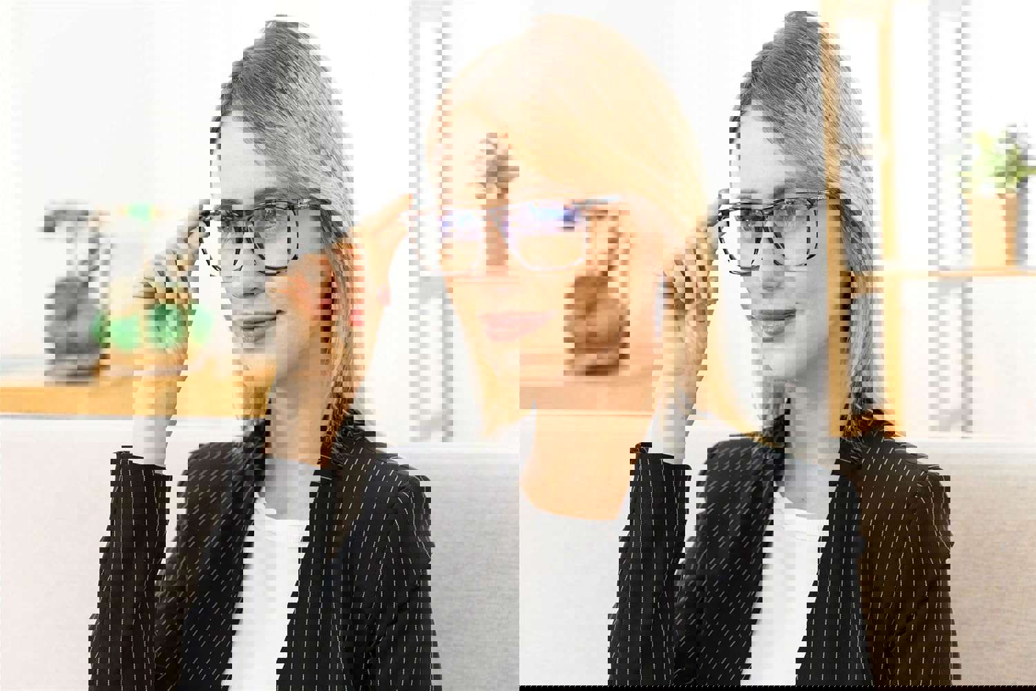 906100