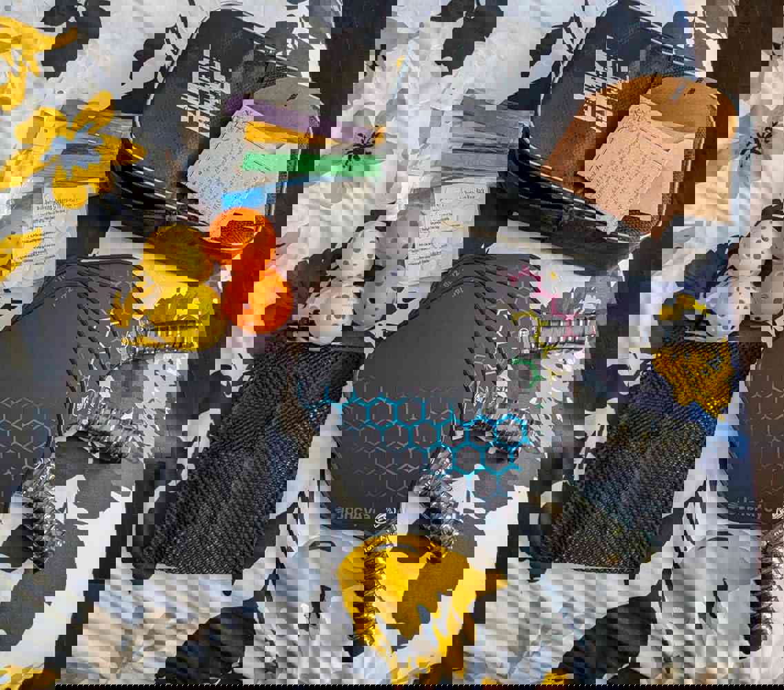 905949