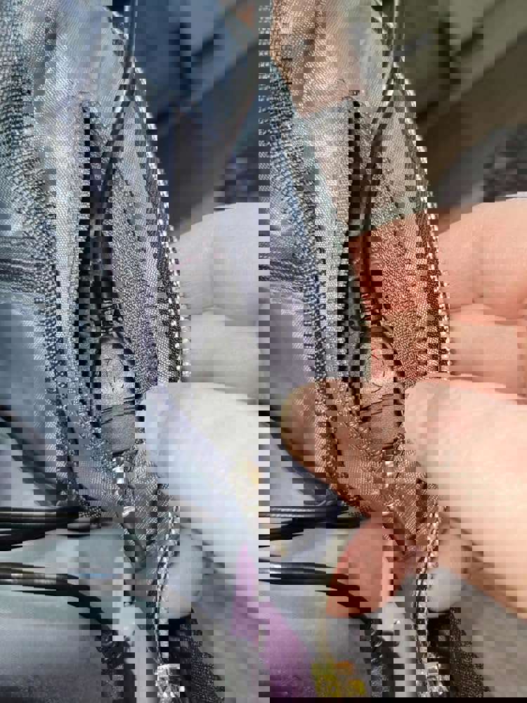 905877