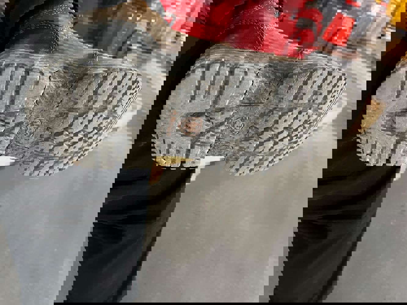 903823