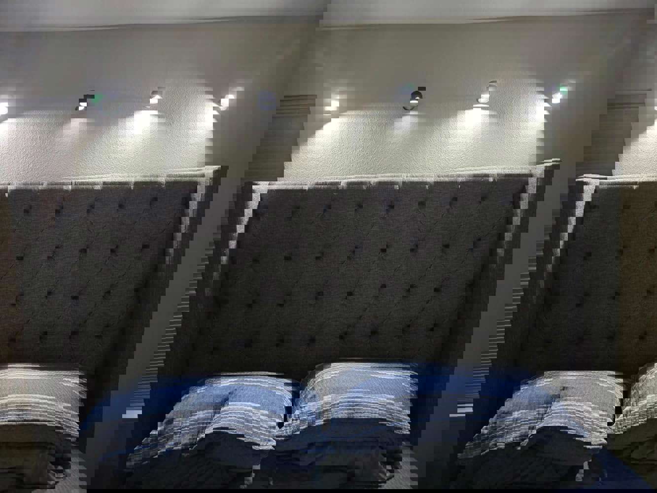 905821
