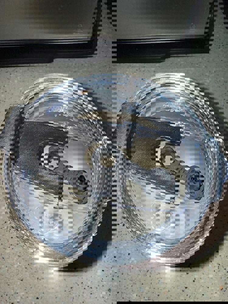 915643