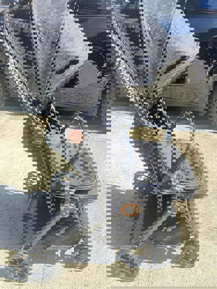 928221