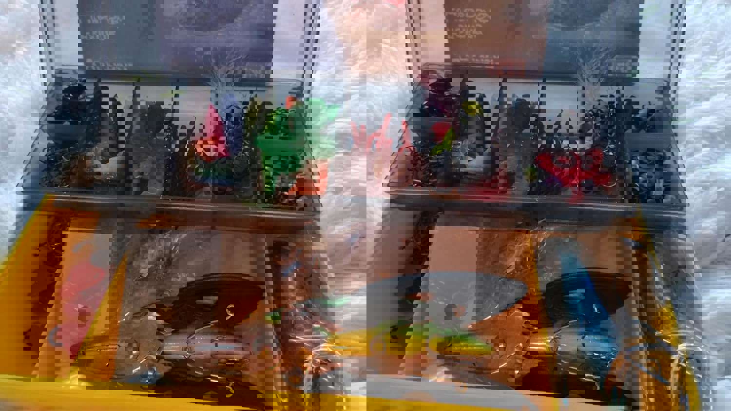 928057