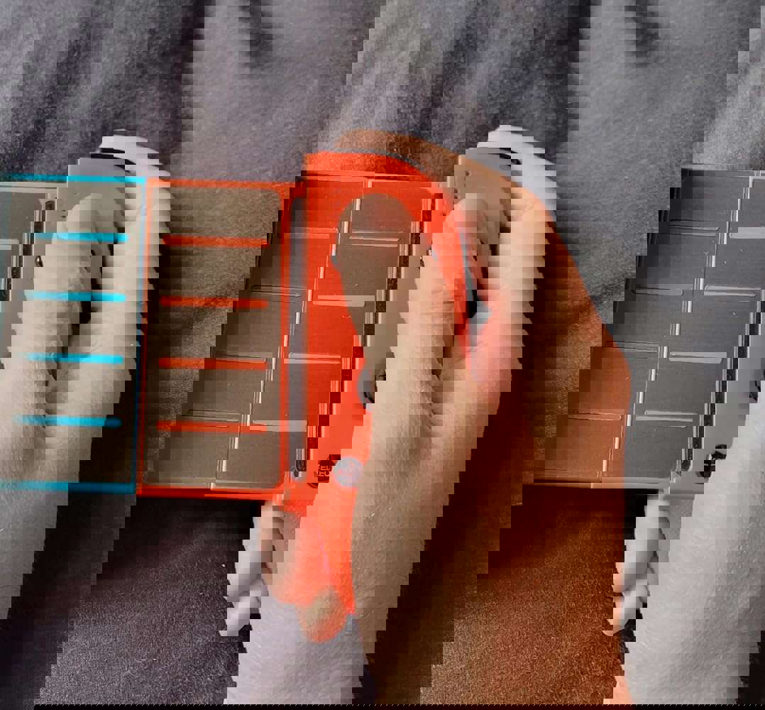 932608