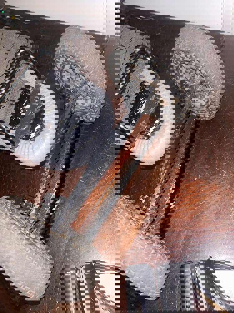 932390