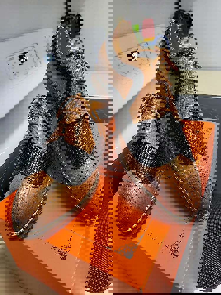918233