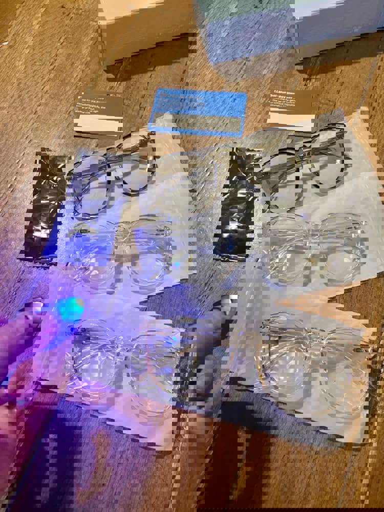 916896