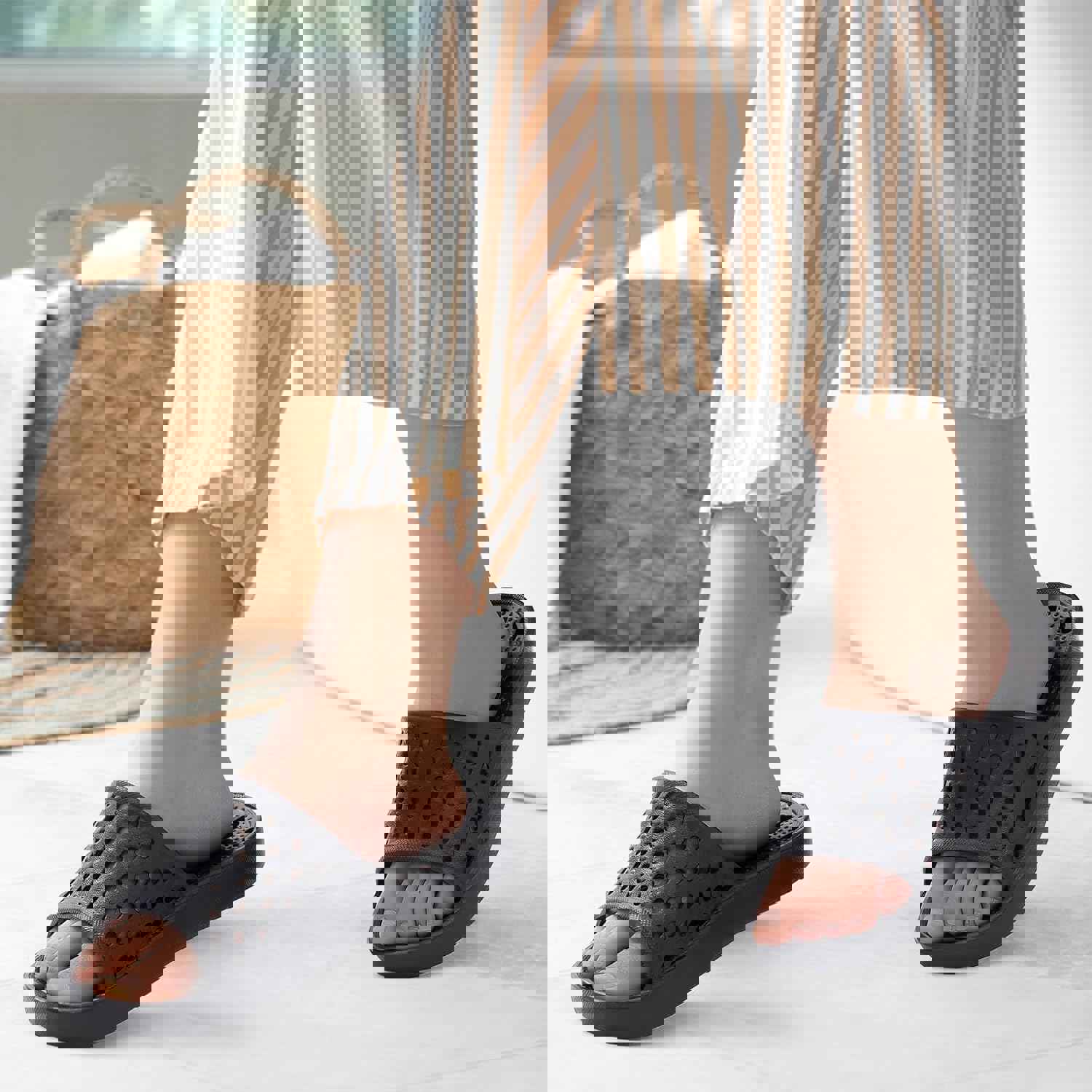 929943
