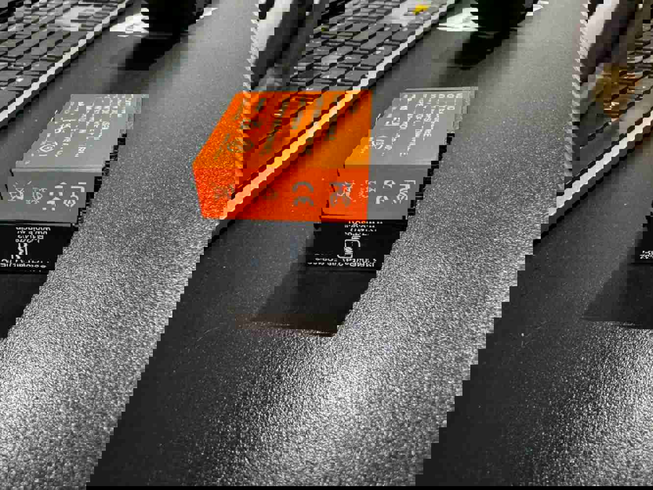 933300