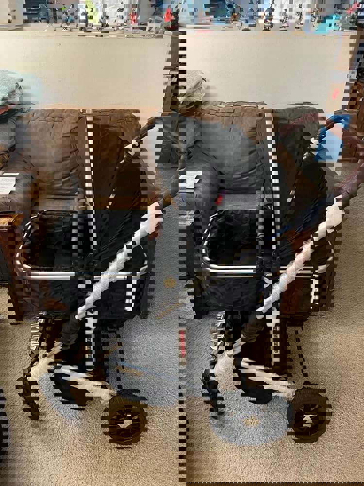1090571