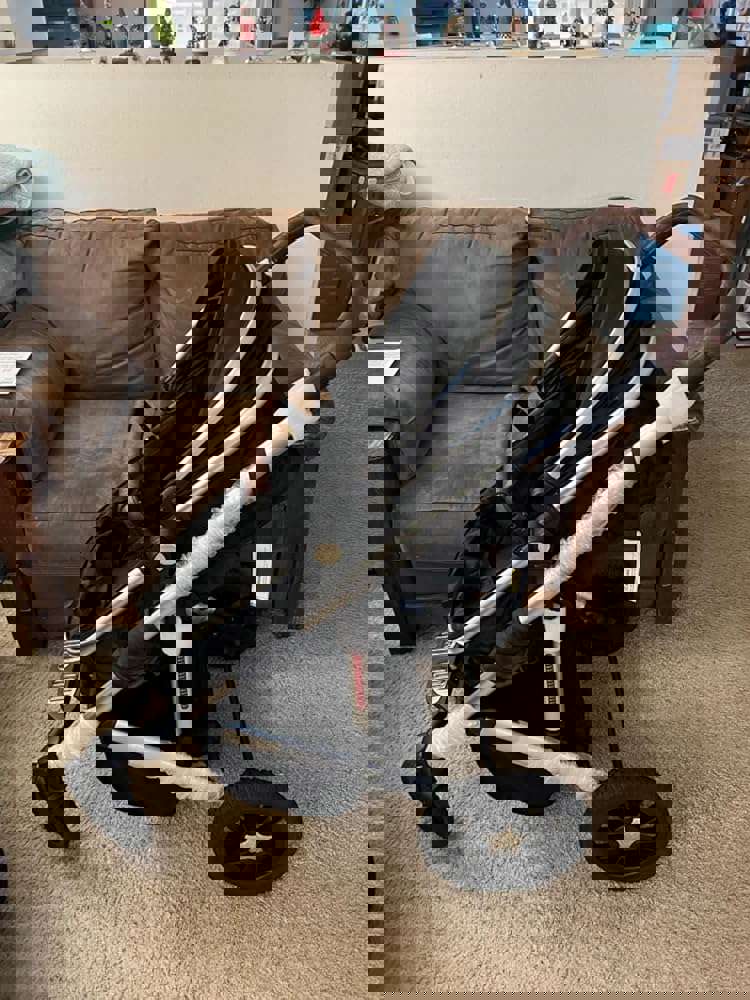 1090572