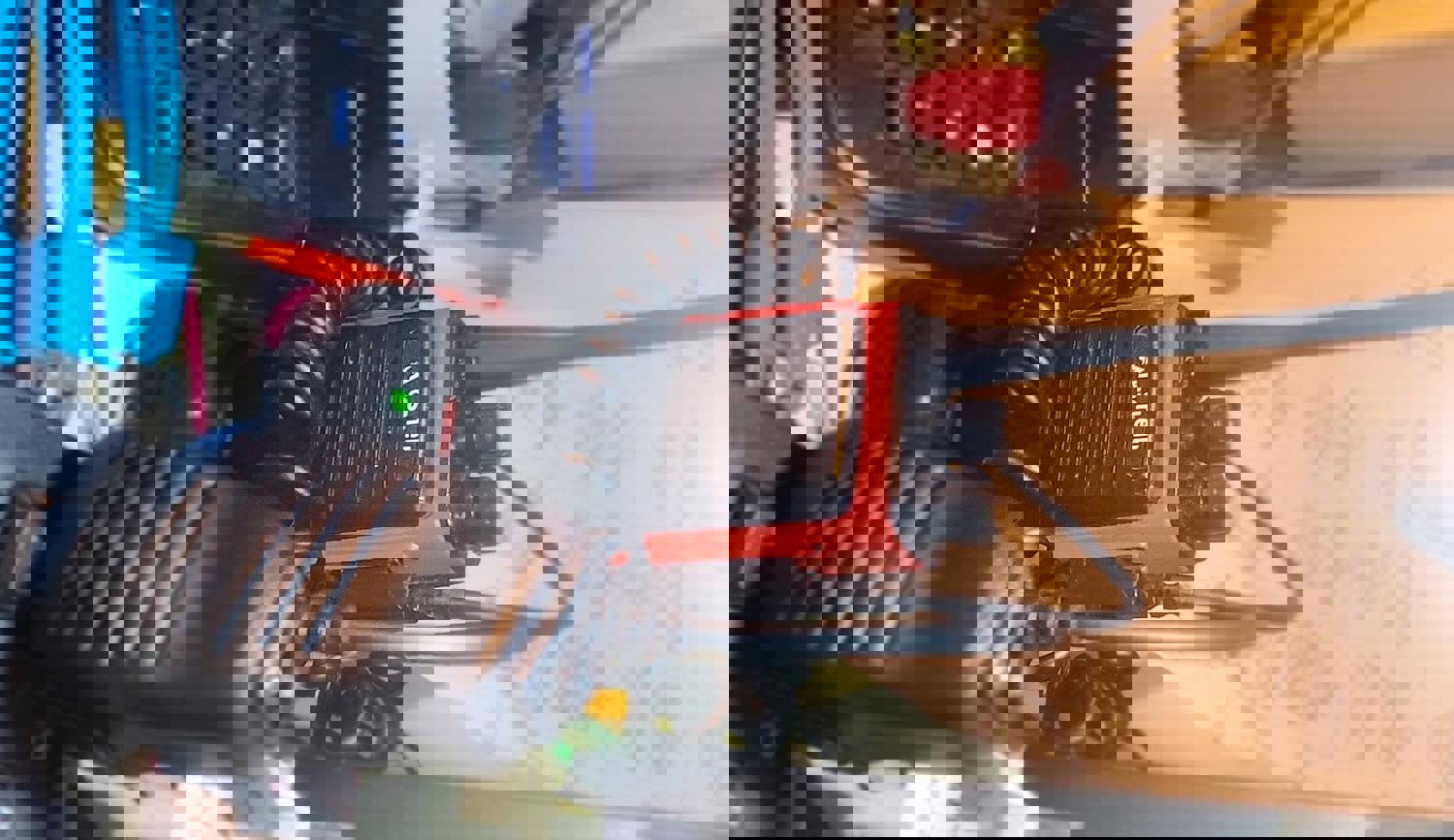 1063137