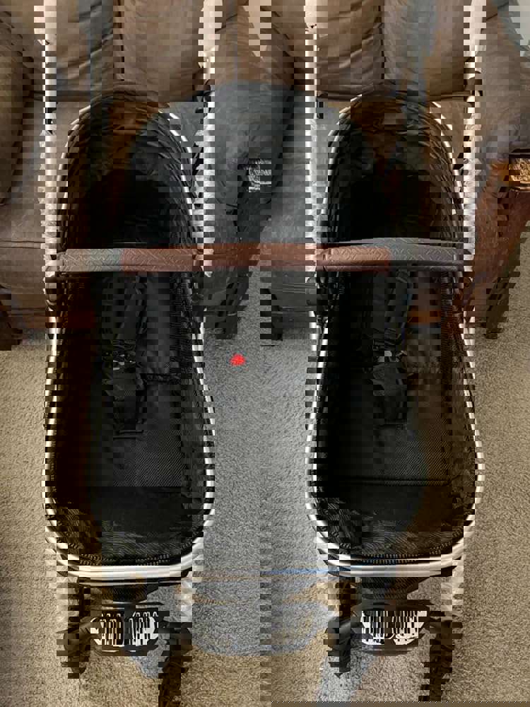 1090568