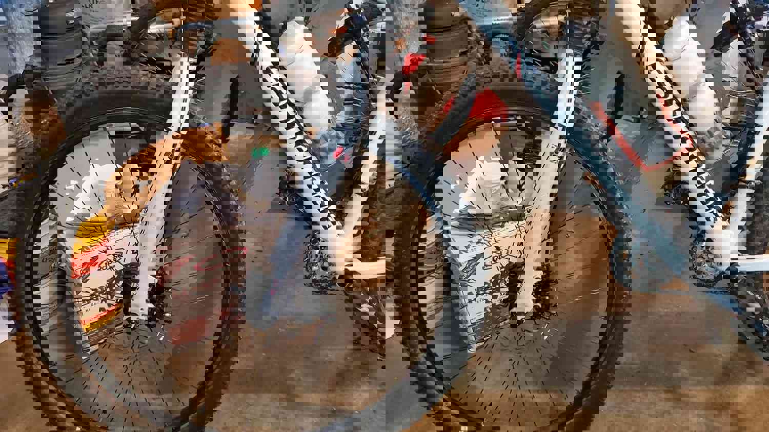 1537043