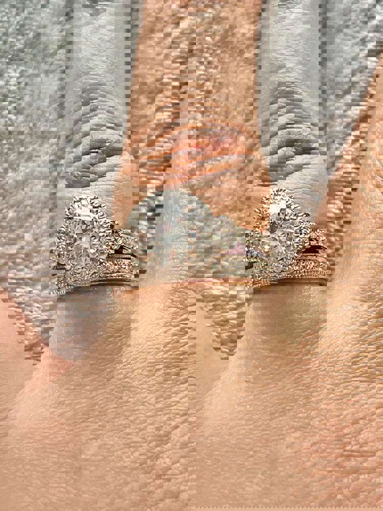 1541296