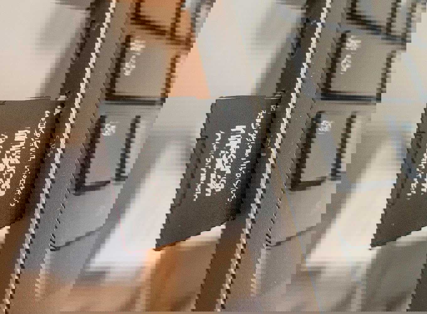 2528377
