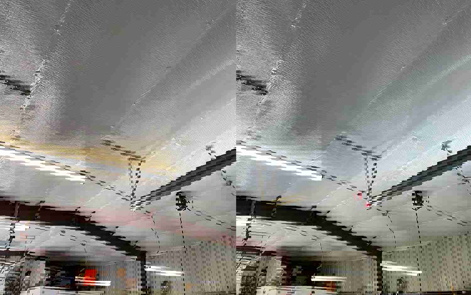 3048658