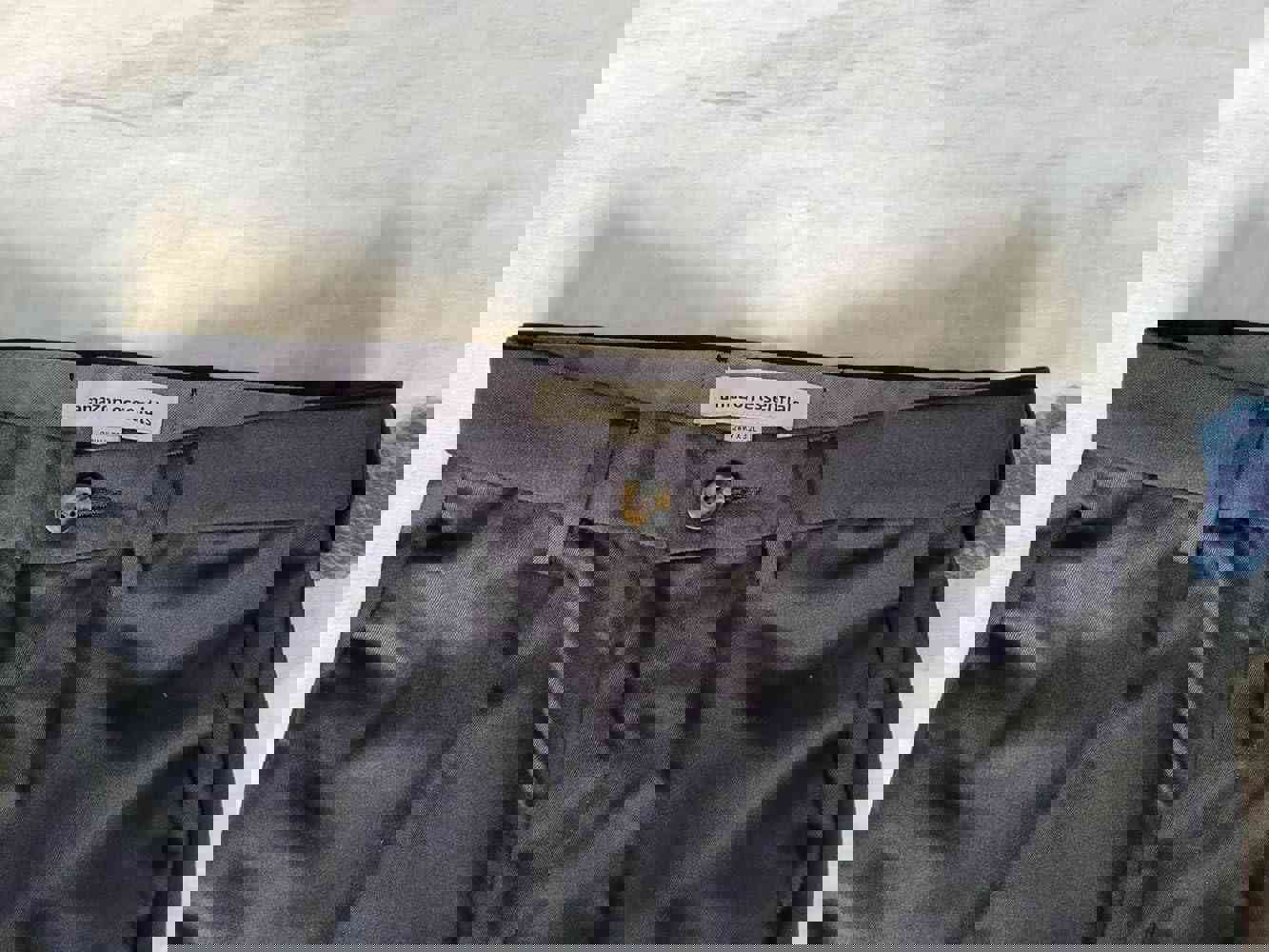 Amazon Essentials Men&#39;s Classic-Fit Expandable-Waist Flat-Front Dress Pant